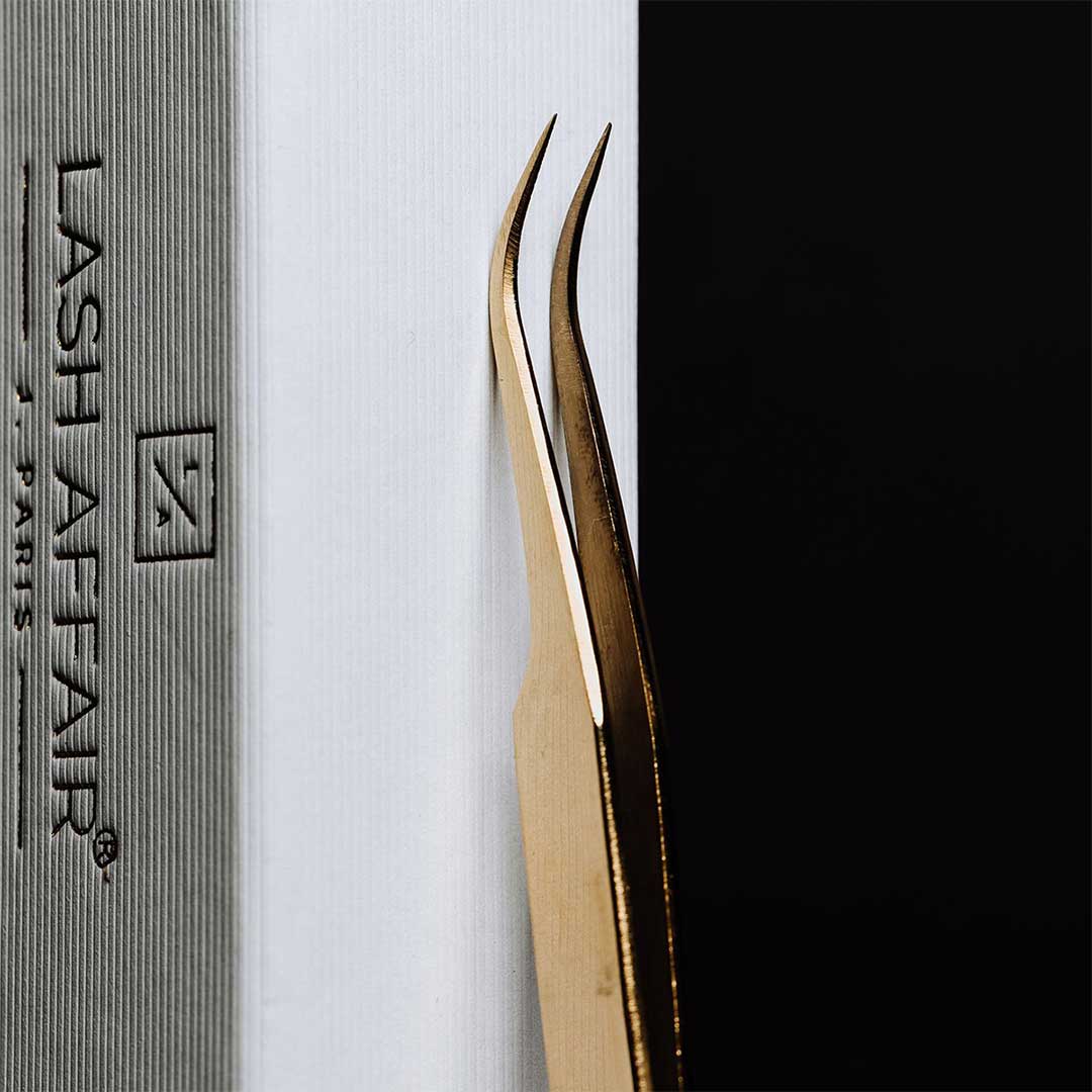 Precisely Right | Curved Lash Tweezers